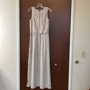 Long sleeveless dress